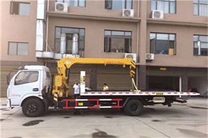 夏河附近汽车轮胎更换